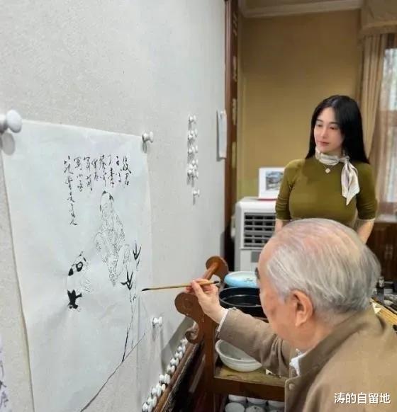 87岁范曾携37岁娇妻出席慈善晚会，徐萌长相迷人 成为了晚会的焦点