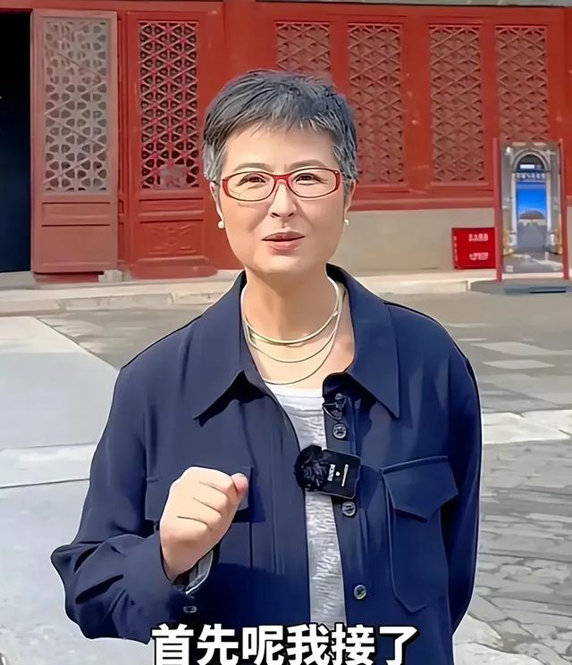 51岁张泉灵大变样,头发白这么多一下子进入奶奶级别,彻底认不出