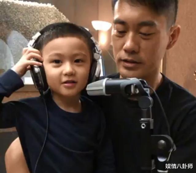 陈国坤49岁生日宴!43岁娇妻黄伊汶送香吻,却因动作豪放遭受非议