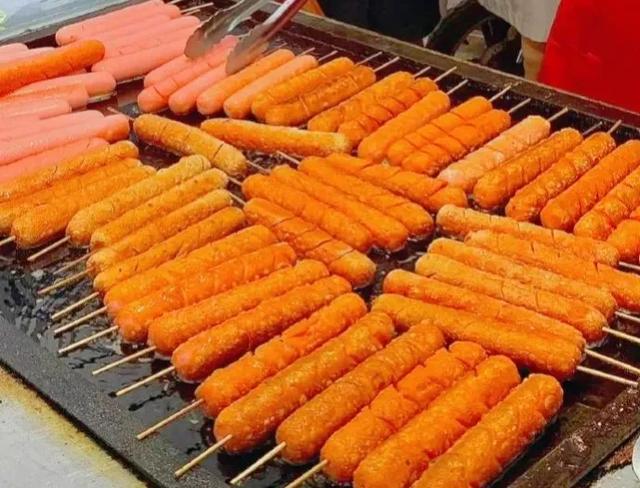 淀粉肠很“无辜”！铺天盖地的“喊打喊骂”，不应该只对准淀粉肠