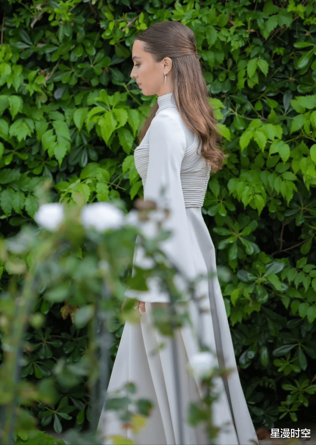 约旦小公主正脸照来了,遗传妈妈美貌!和王储爸爸穿亲子装好温馨