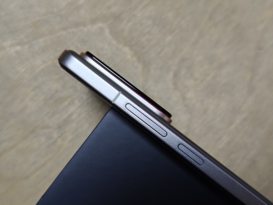 三攝+小立邊+等深微曲屏，真機(jī)比照片更有質(zhì)感 真我GT7 Pro外觀亮相