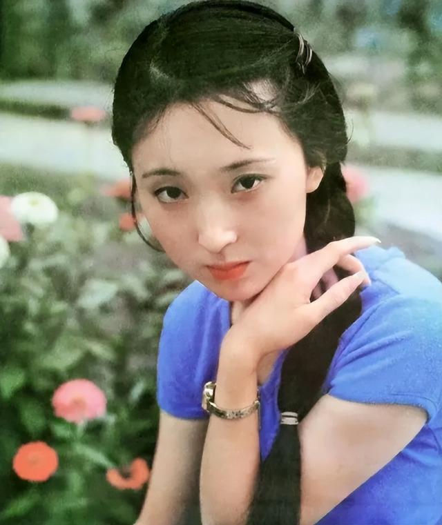 看到陈晓旭1987年香港宴会照,才知林黛玉的妆造,限制了她的美貌