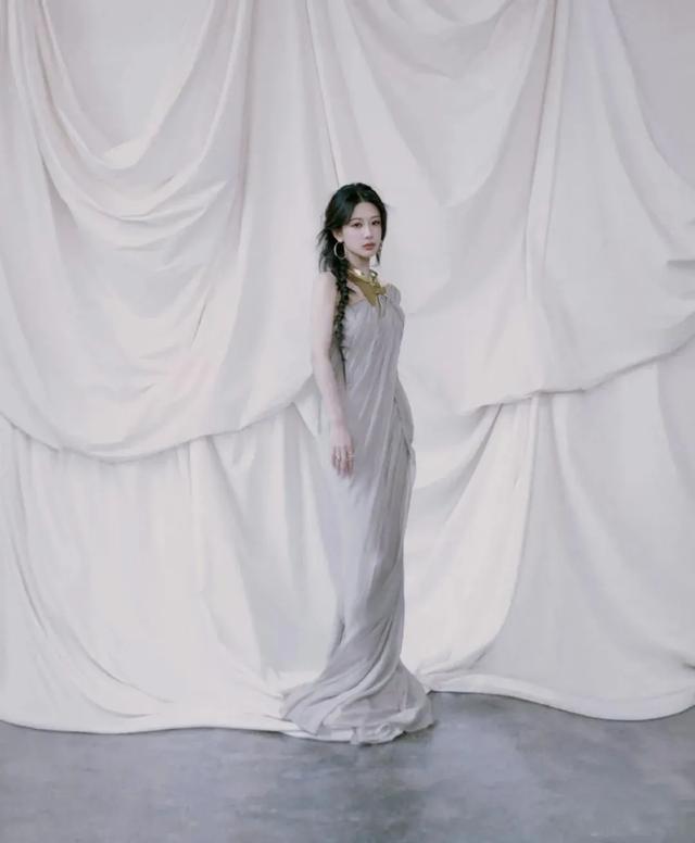 31岁杨紫晒封面照,穿五套高定诠释多彩人生,简直是美神降临!