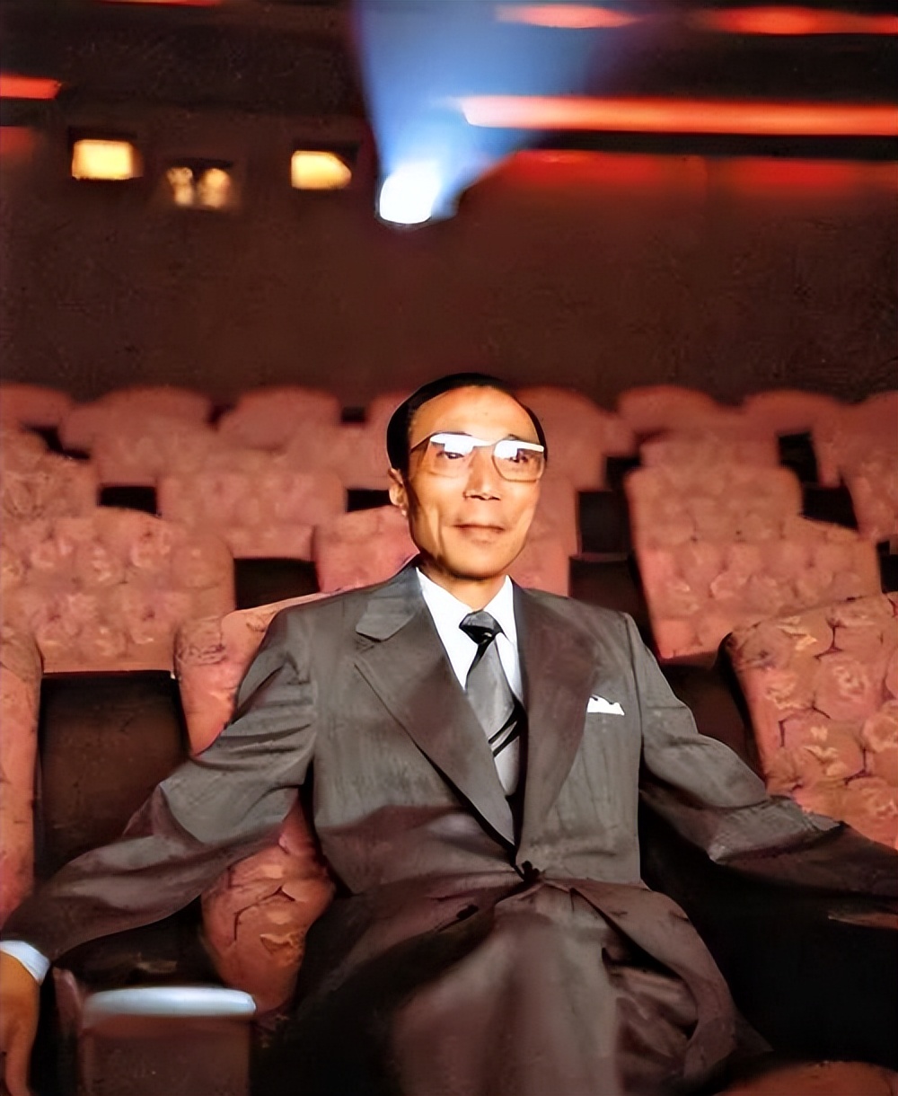 刘强东母亲首度露脸，展示儿媳章泽天买的大衣，婆媳情深阖家幸福