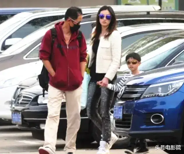 张嘉益王宝强组高端局!王志文带儿子打高尔夫,看懂啥是上流圈层