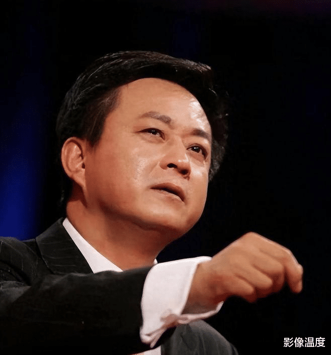 太罕见！央视60岁朱军兰州现身：脸面浮肿发黑太苍老，黄河边唱歌引发疯狂围观