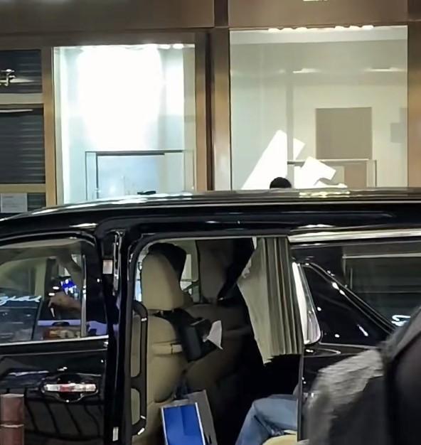 baby带儿子现身香港，穿搭与叶珂对比鲜明，小海绵背影像黄晓明