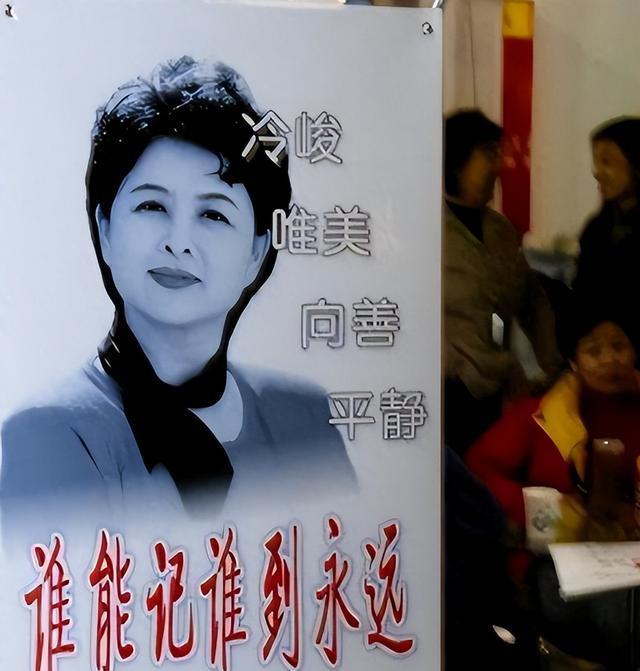 她是央视主持人,退休五个月在儿子家离世,临终26字遗言令人深思