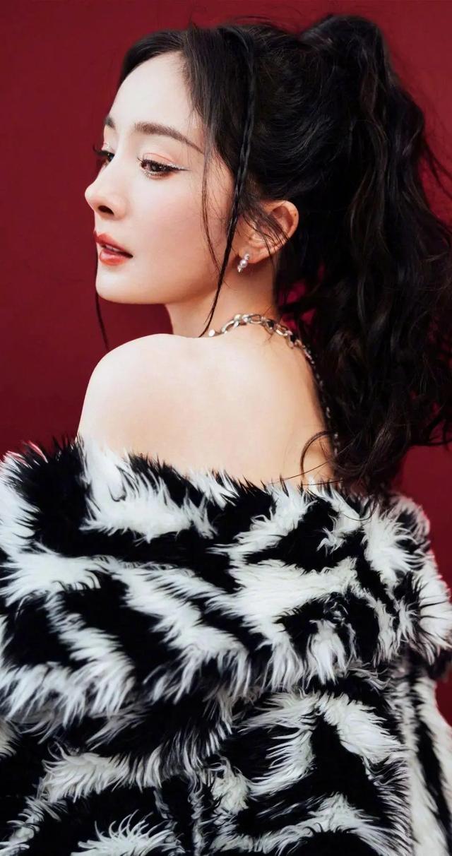 杨幂即兴“摇太阳”热舞引争议，网友直言尬舞淋漓尽致！