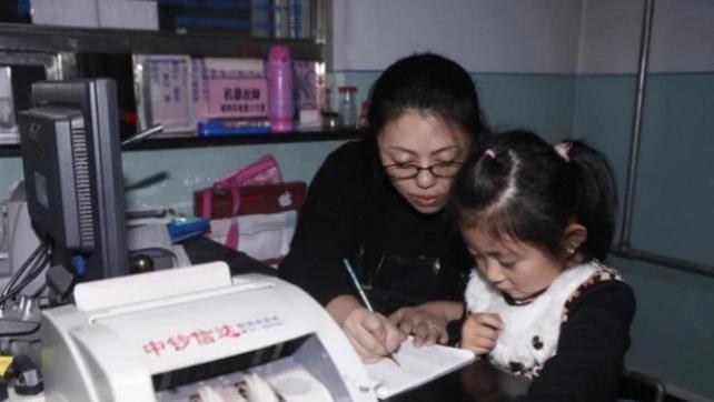 女同事带5岁孩子来上班，老板怒骂：“把公司当你家？”你怎么看