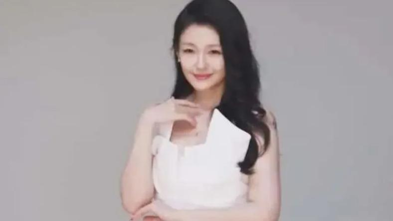 吃相难看！大S复出捞金被嘲，眼皮下垂老态龙钟，与汪小菲女友对比明显