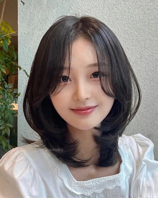 微扣锁骨发型:时尚与气质的完美融合