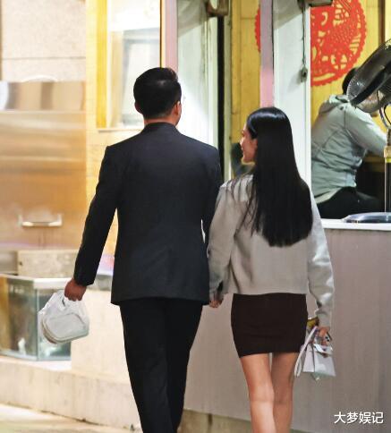 让汪小菲喊娶!友人爆“Mandy自豪2身份”高调晒恩爱