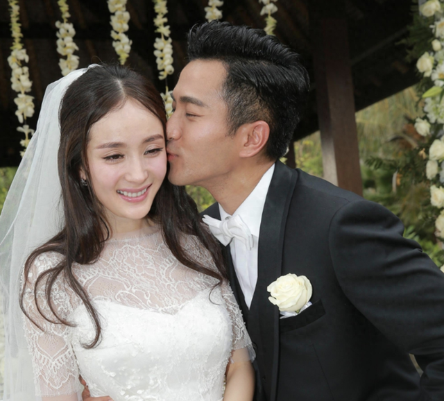 49岁刘恺威近照曝光，眯眼尬笑一脸猥琐，与杨幂状态像两代人