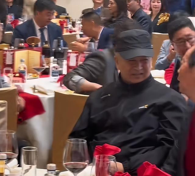 多位前央视大咖现身婚宴，黄宏毕福剑差别巨大，宴请人身份不简单