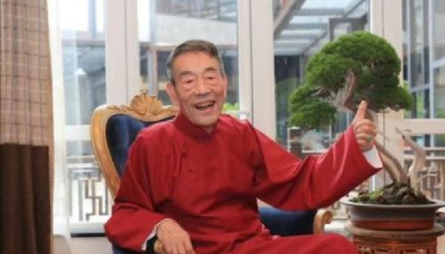 大口啃肉大碗喝酒、华子不离身,92岁的杨少华在享福路上一去不回