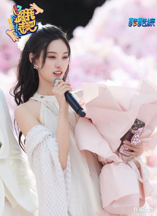 奉子成婚?徐艺洋被曝已怀孕现身国外医院产检,黄子韬陪同照曝光