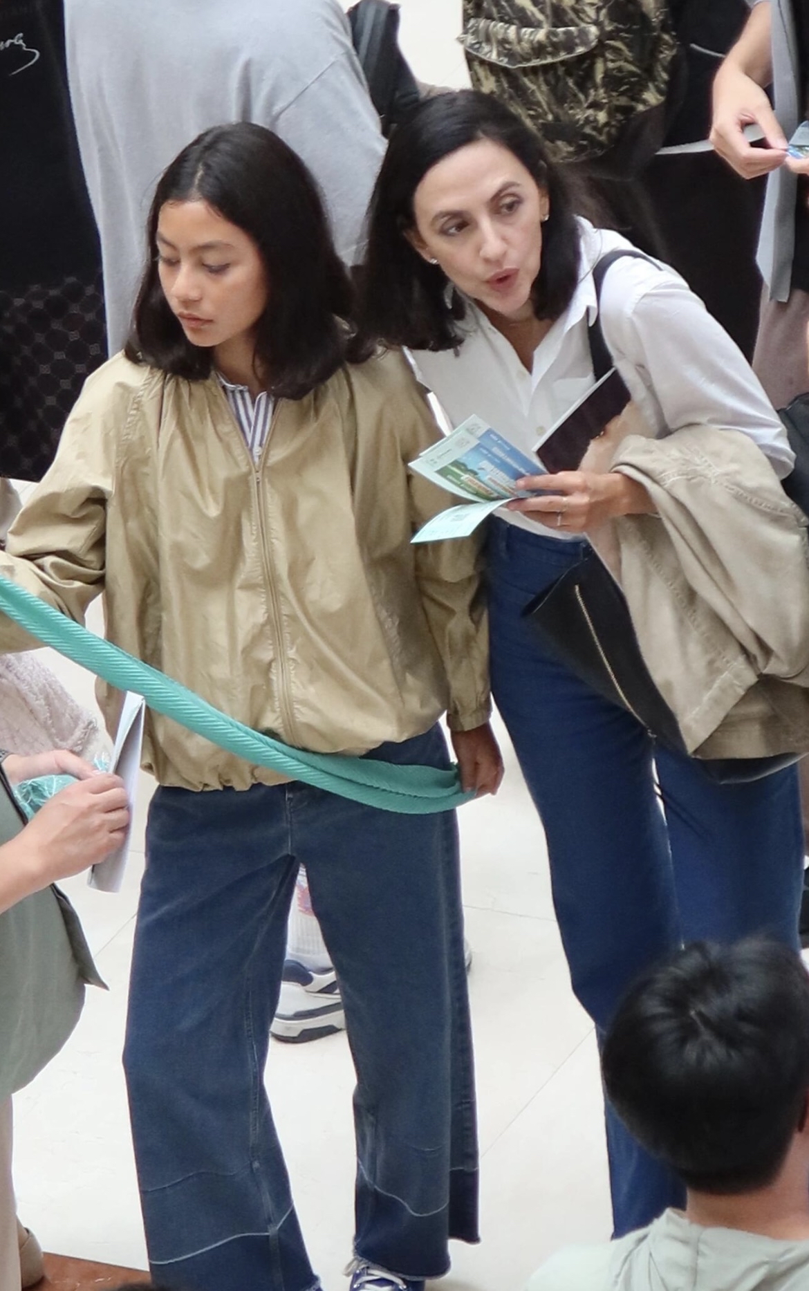 偶遇刘烨妻子带儿女看话剧,14岁诺一帅气像爸爸,12岁霓娜像妈妈