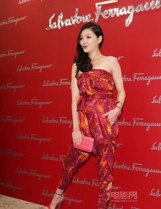 大S衣服够花了，可惜花花肠子比衣服更花，白瞎了这颜值。