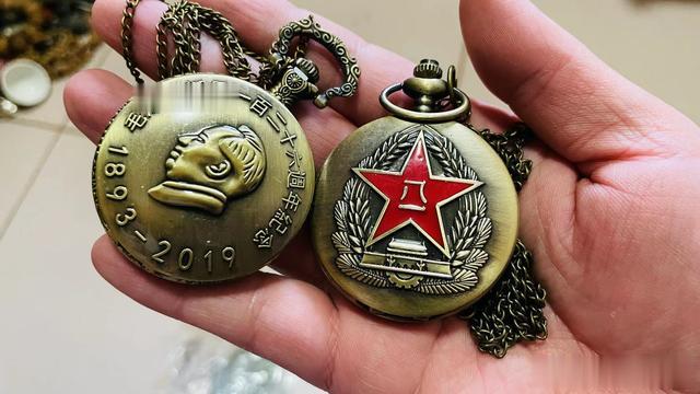 北京富人区“捡宝”，捡到2个纪念版怀表，手串那么宽