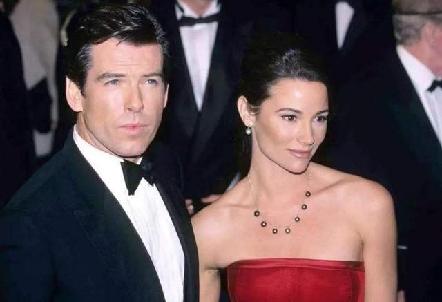 “帅气007”布鲁斯南:宠妻28年,宠到260多斤不让减肥,婚姻幸福