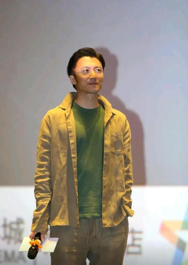 谢霆锋西安行的造型再度圈粉:“叠穿法”打扮,看似简单却很酷帅