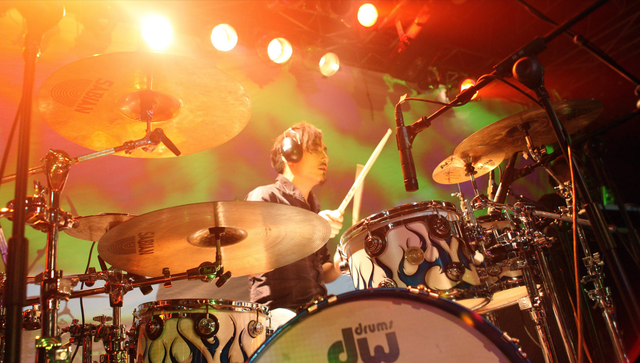 何洁一家五口泰国度假，38岁的她满头白发，两女儿颜值身高差太大