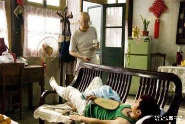 近几年来，新型啃老悄然出现，父母毫无觉察，还以为孩子是孝顺