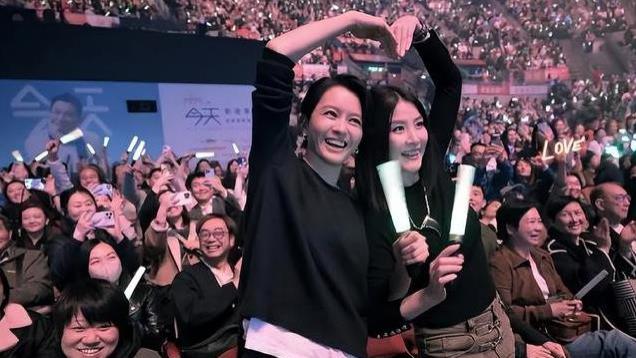 刘德华12岁女儿现身演唱会！穿露肩裙披散长发，回眸模样神似妈妈