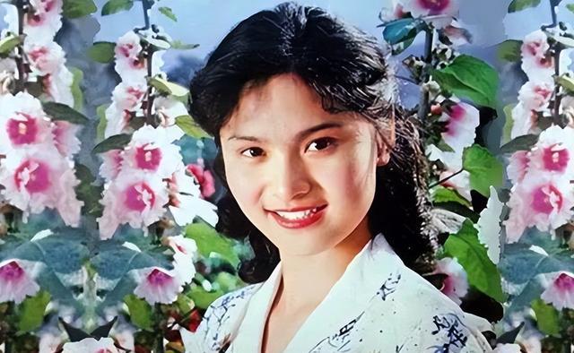 她曾是央视美女主持人,与军委副主席之子离婚后,如今成知名画家