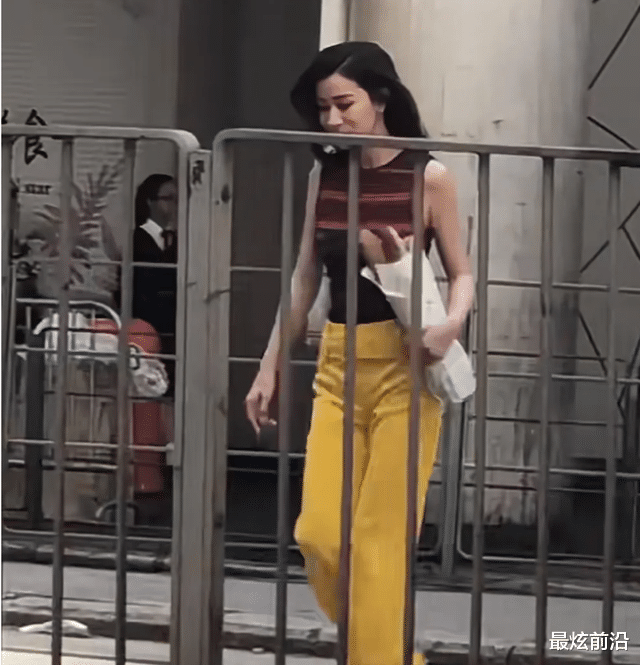 49岁佘诗曼街头被偷拍,穿紧身背心还晃晃荡荡,本人比电视上还瘦