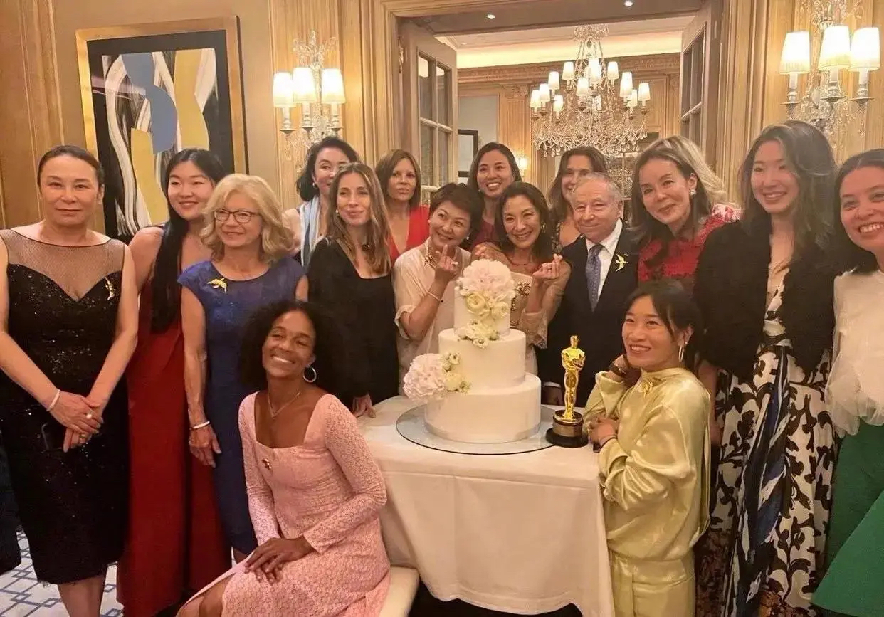 杨紫琼庆祝结婚一周年,晒与老公恩爱合影,78岁让·托德身体硬朗