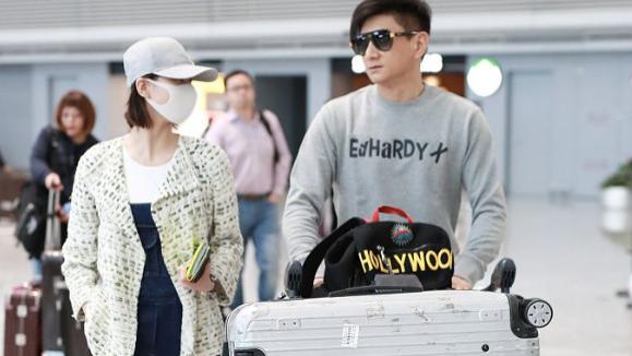 刘诗诗与大17岁的吴奇隆现机场，穿衣打扮时髦，反衬男方略显微胖