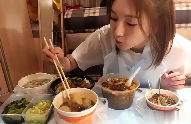 娱乐圈森严的等级,从“慕容复”的一份盒饭上,看得明明白白