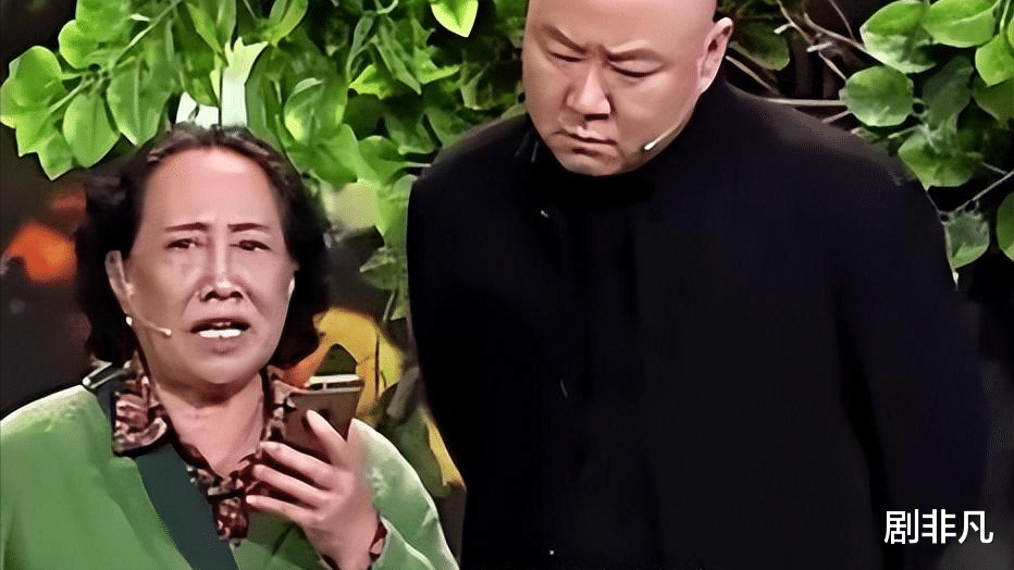 52岁牛莉医美过度认不出!皮肤白嫩没皱纹脸僵硬,和之前判若两人