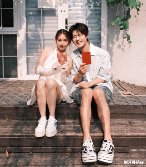 知名男星公布婚纱照!他终于要结婚了?