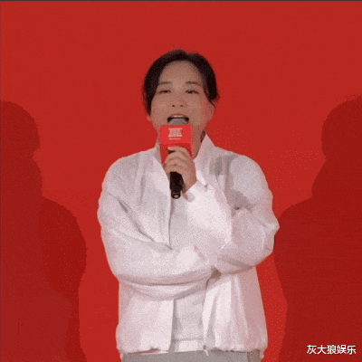 贾玲又胖了20斤！身材开始反弹，活动照太过圆润，网友说贼性感