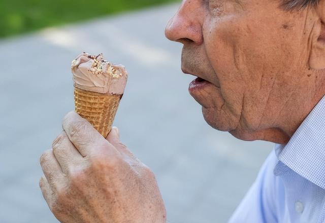 医生告诫：人老了，宁愿吃雪糕冰棍，都不要多吃这3种凉菜