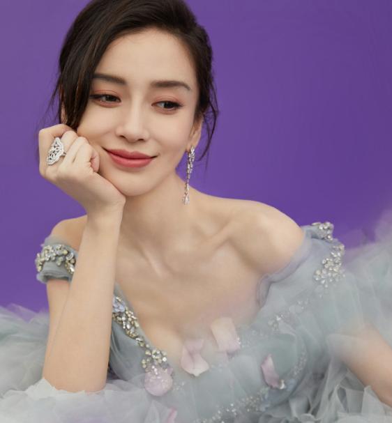 Angelababy在一众外国人中也毫无违和感,这美貌绝了