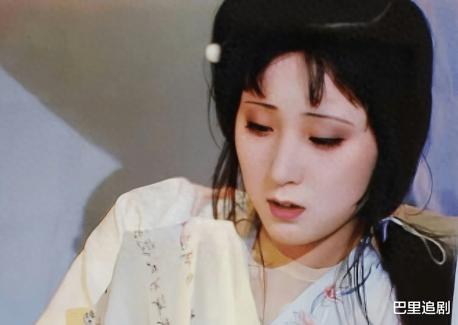 陈晓旭的颜值被严重低估了!1987年香港出街!一袭白衣,仙气飘飘