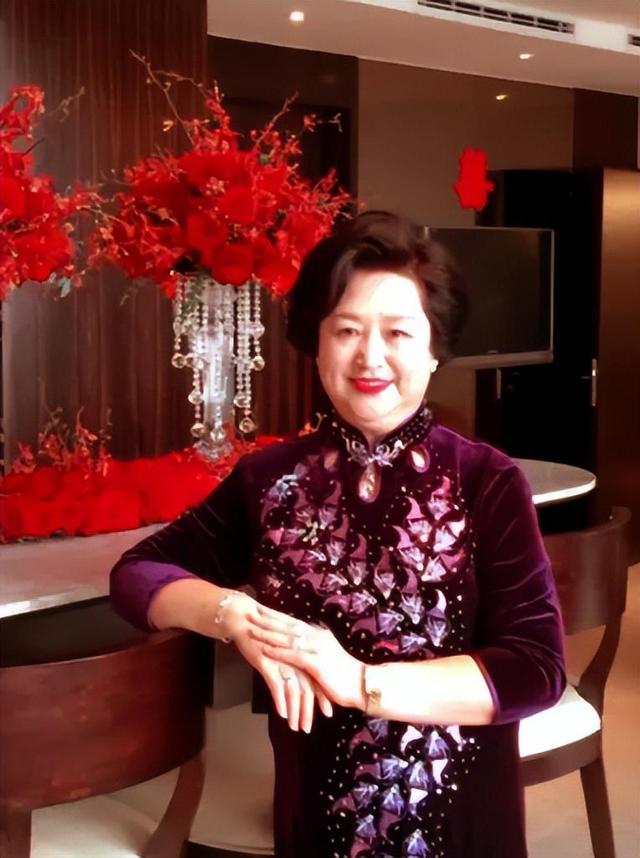 她居然是黄晓明的亲生母亲，怪不得儿子能大红大紫