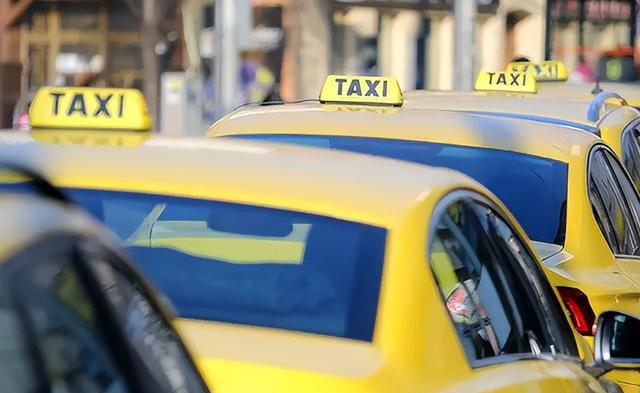 红衣少年质问李彦宏，获全网1000多万点赞，却被百度“关小黑屋”