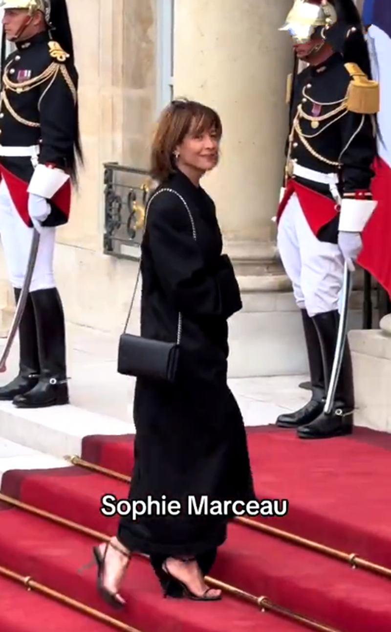 巩俐携手法籍老公出席晚宴！穿连体衣挎单肩包风韵犹存，苏菲也在