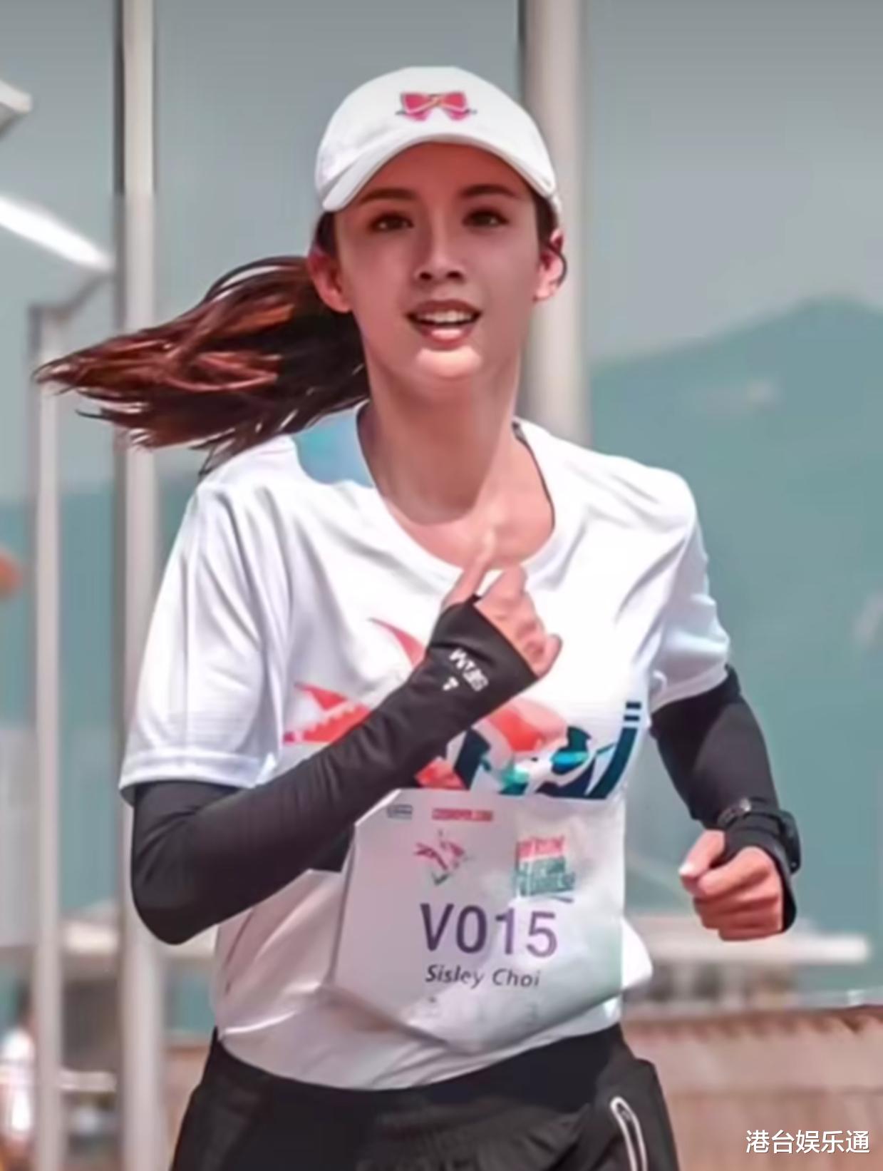 TVB新生代小花上位，在内地风评不佳，蔡思贝何去何从？