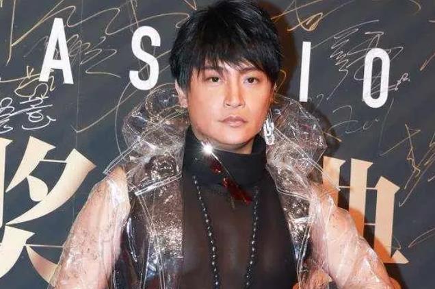 过气明星的卑微：街头求抱、成老赖、给网红打工，满地心酸