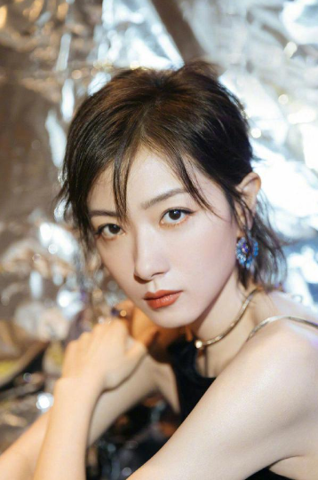 婚姻爆雷、染绿发尾？万茜与老公近况曝光，四个月前疑问该收场了