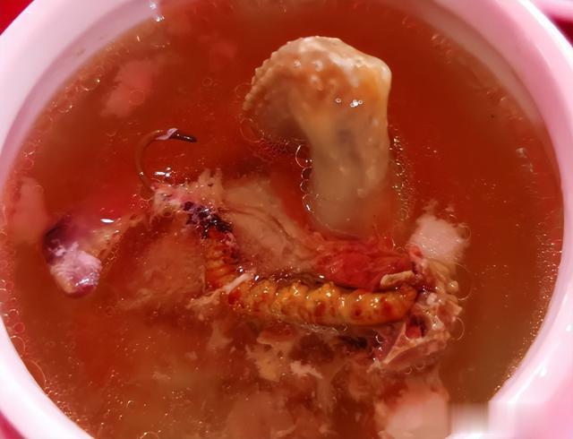 东北女子第一次去福建吃席，随礼500元，菜上桌后，有些慌了