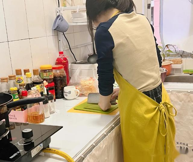 安徽女子带饭上班，同事之间议论不已，老板：再带饭就别干了