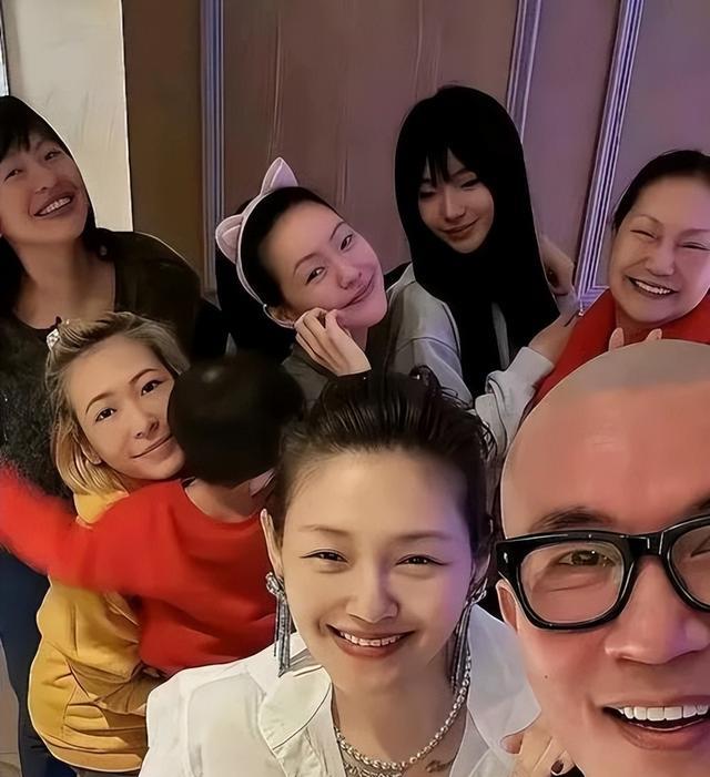 已揭晓：全程陪伴大S儿女送骨灰的神秘人物是谁？